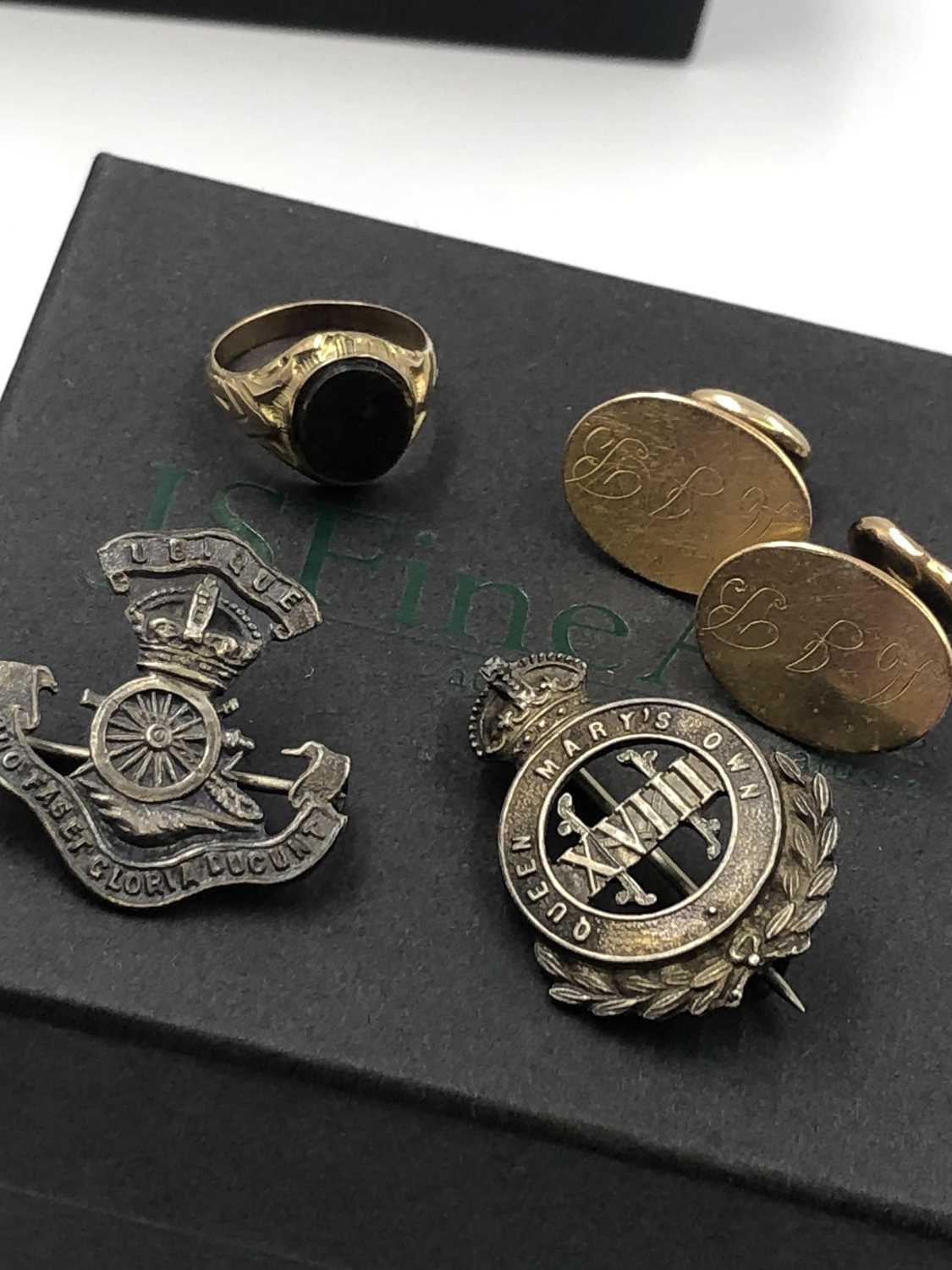 Lot 43 - A pair of vintage cufflinks and a small...