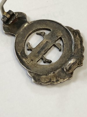 Lot 43 - A pair of vintage cufflinks and a small...
