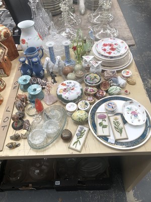 Lot 536 - A Dresden bun shaped box, floral plates,...