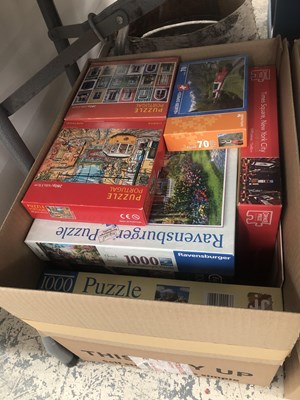 Lot 562 - A collection of boxed jigsaw puzzles