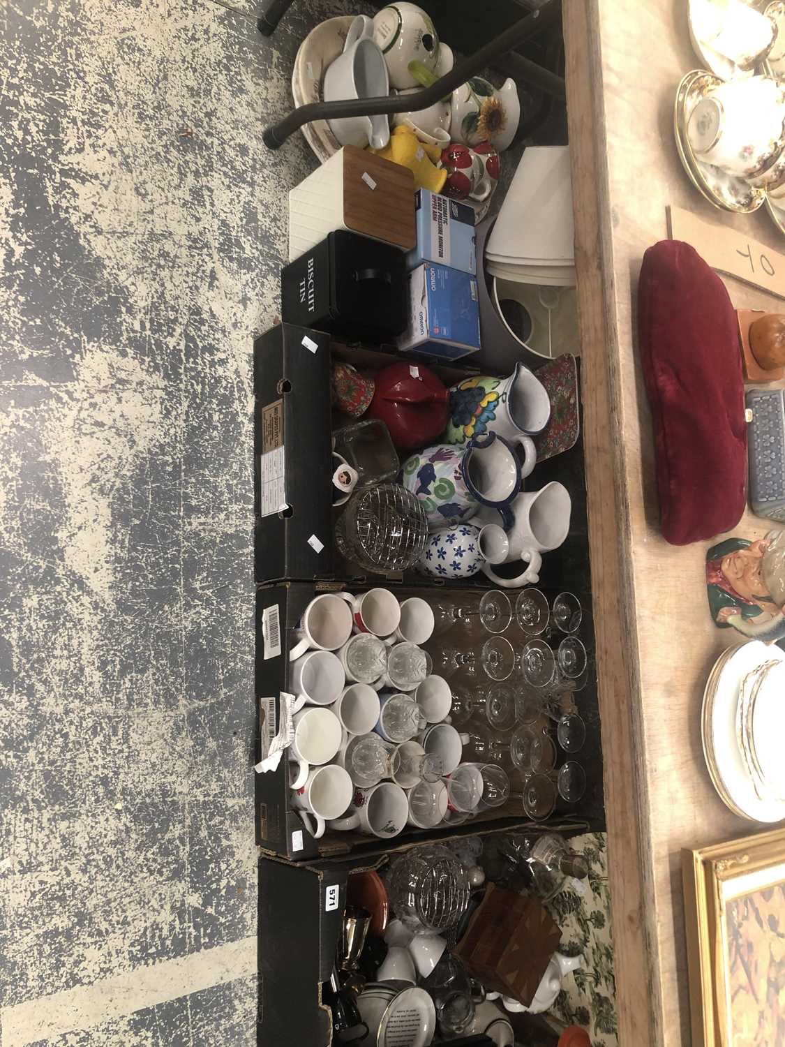 Lot 571 - A large quantity of domestic and kitchen items,...