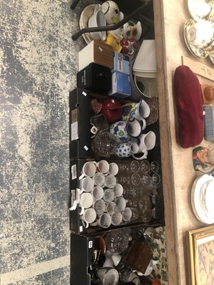 Lot 571 - A large quantity of domestic and kitchen items,...