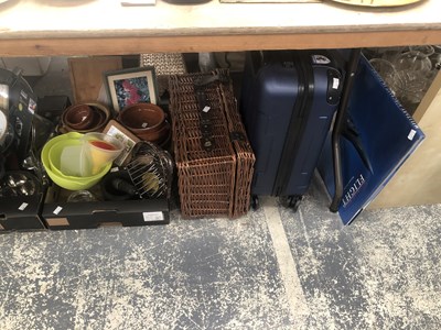 Lot 571 - A large quantity of domestic and kitchen items,...