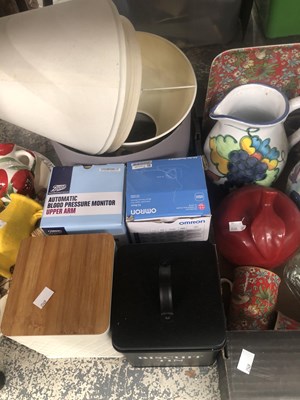 Lot 571 - A large quantity of domestic and kitchen items,...