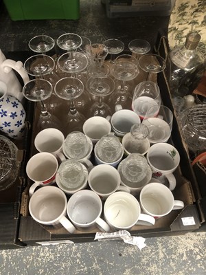 Lot 571 - A large quantity of domestic and kitchen items,...