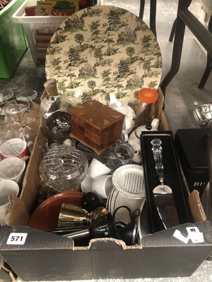 Lot 571 - A large quantity of domestic and kitchen items,...
