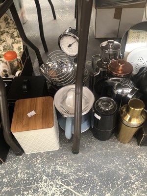 Lot 571 - A large quantity of domestic and kitchen items,...