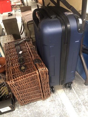 Lot 571 - A large quantity of domestic and kitchen items,...