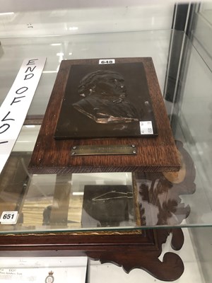 Lot 648 - An oak backed bronze profile of Willaim...
