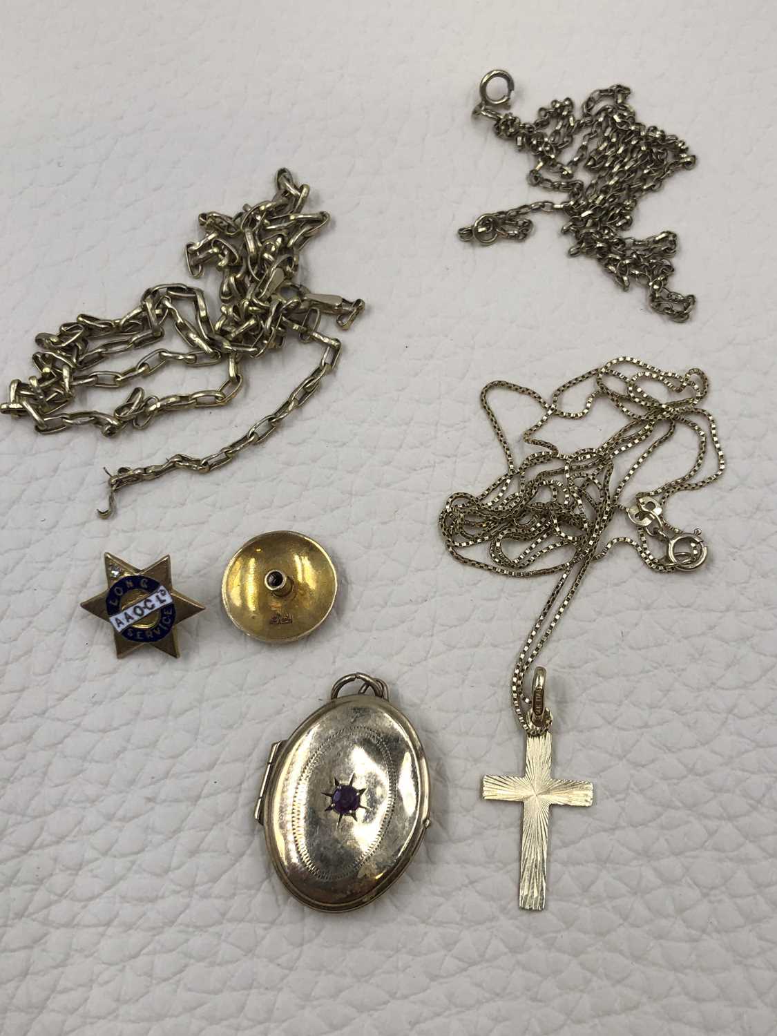 Lot 71 - 9ct gold jewellery- A hallmarked locket and...