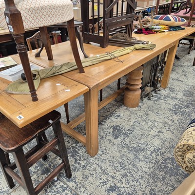 Lot 890 - An oak Dining table.