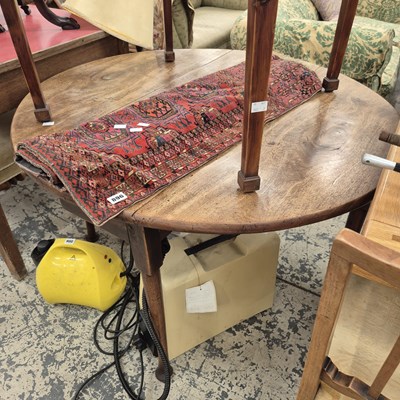 Lot 897 - A Georgian mahogany drop-leaf table.