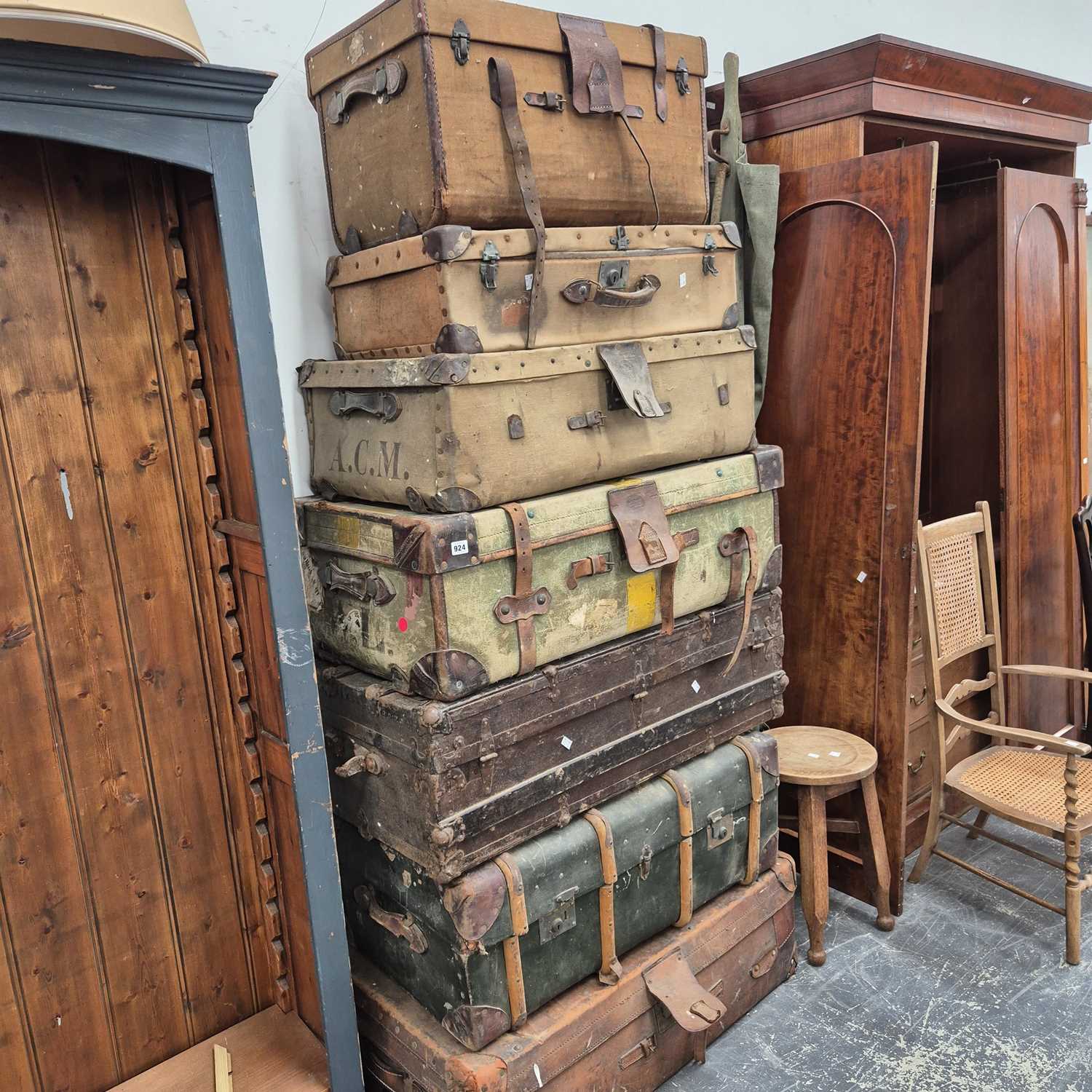 Lot 924 - Various cabin trunks and luggage.
