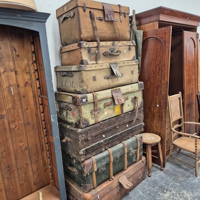 Lot 924 - Various cabin trunks and luggage.