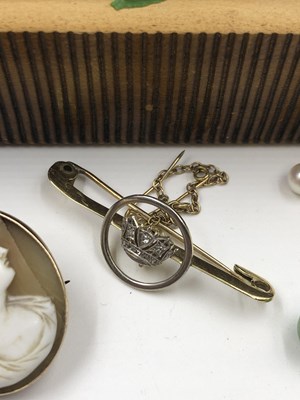 Lot 76 - A vintage 15ct stamped gold and diamond set...