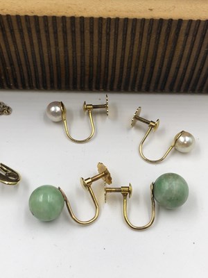 Lot 76 - A vintage 15ct stamped gold and diamond set...