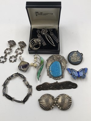 Lot 76 - A vintage 15ct stamped gold and diamond set...