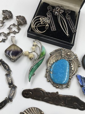 Lot 76 - A vintage 15ct stamped gold and diamond set...