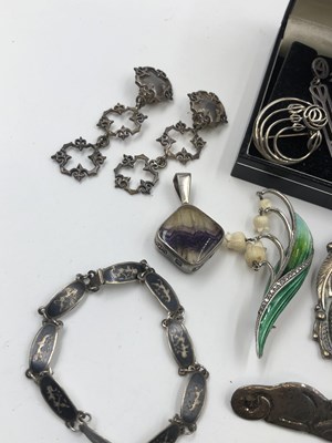 Lot 76 - A vintage 15ct stamped gold and diamond set...