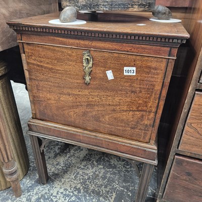 Lot 1013 - A Georgian oak small cellerette on stand. H 73...