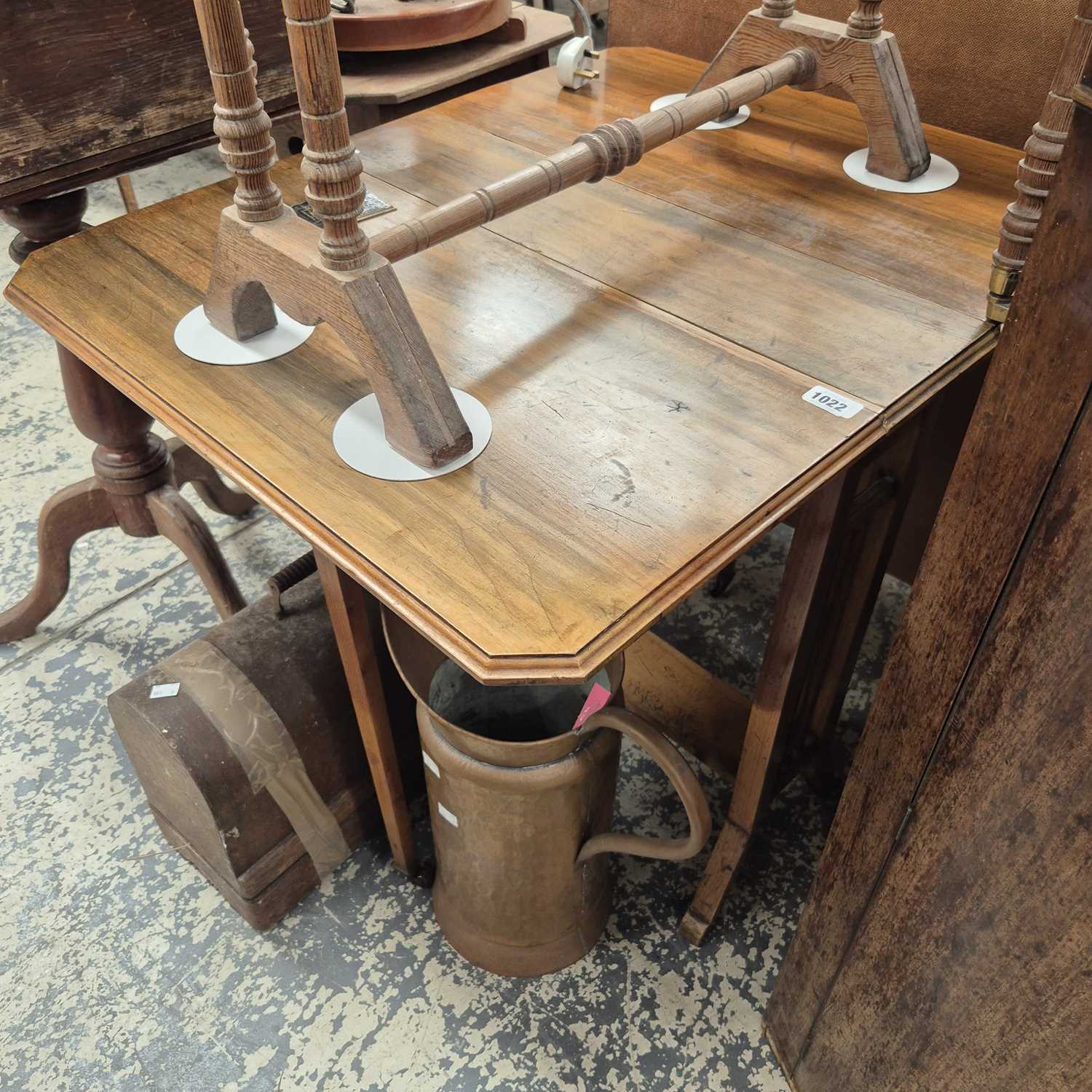 Lot 1022 - A large drop leaf sutherland supper table.