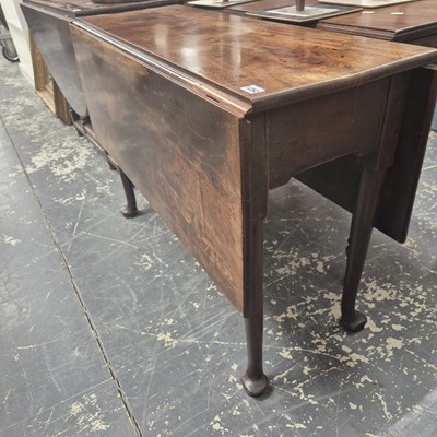 Lot 1252 - A Georgian mahogany drop leaf table.