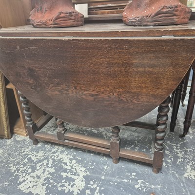 Lot 1253 - An oak gateleg table.