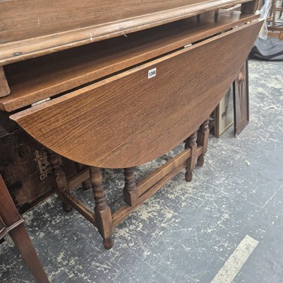 Lot 1268 - An oak gateleg table