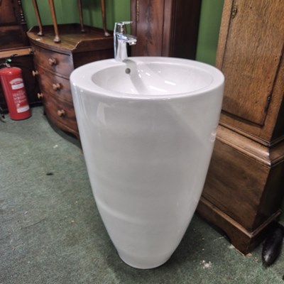 Lot 806 - A freestanding wash basin