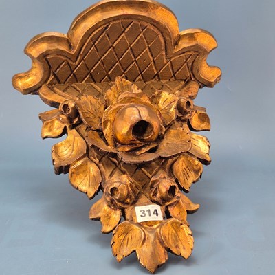 Lot 314 - A pair of giltwood and gesso wall brackets,...