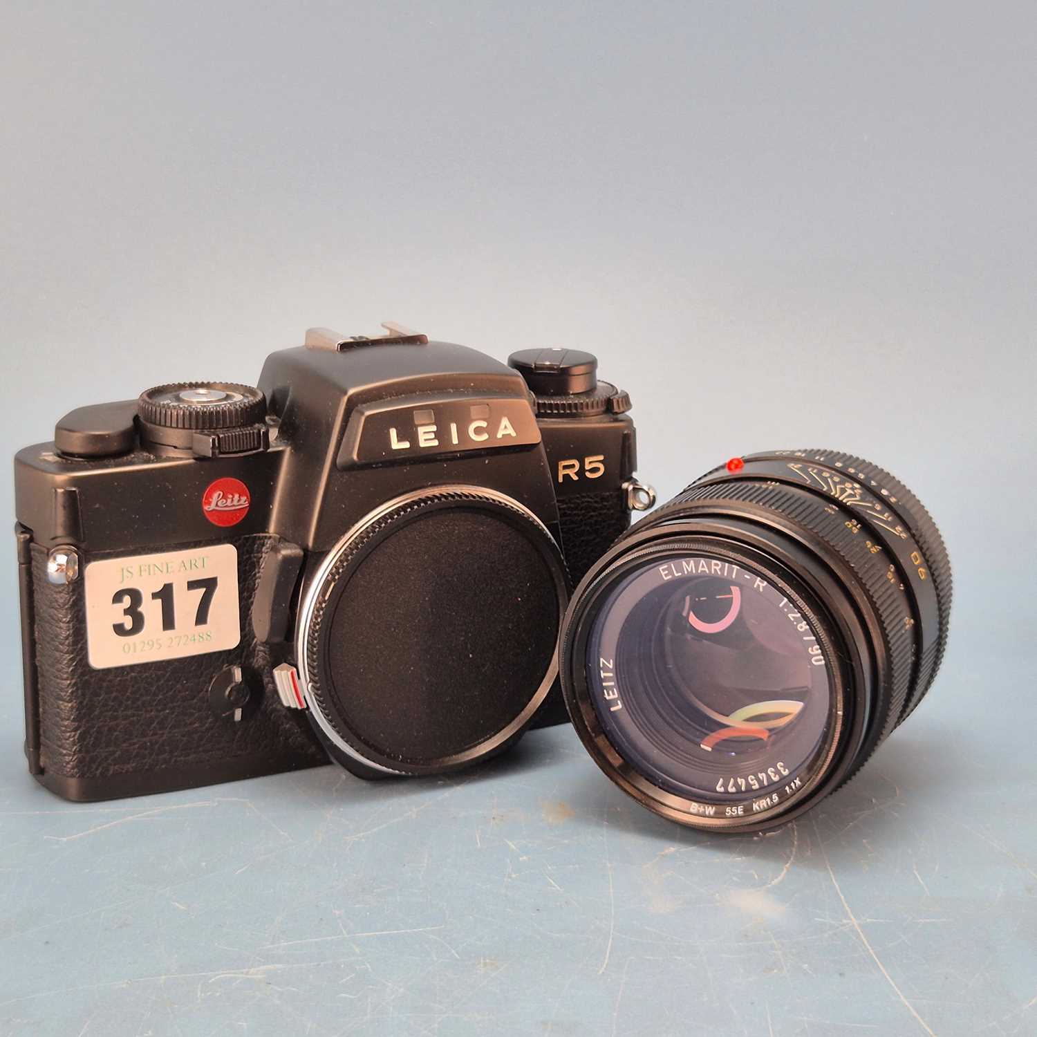 Lot 317 - A Leica R5 camera, a cased Leitz Summicron-R...