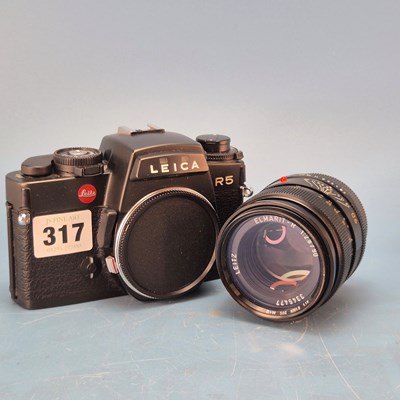 Lot 317 - A Leica R5 camera, a cased Leitz Summicron-R...