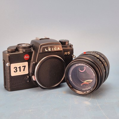 Lot 317 - A Leica R5 camera, a cased Leitz Summicron-R...