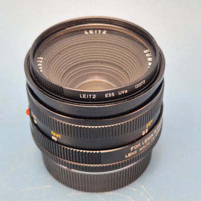 Lot 317 - A Leica R5 camera, a cased Leitz Summicron-R...