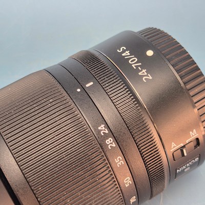 Lot 317 - A Leica R5 camera, a cased Leitz Summicron-R...