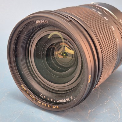 Lot 317 - A Leica R5 camera, a cased Leitz Summicron-R...