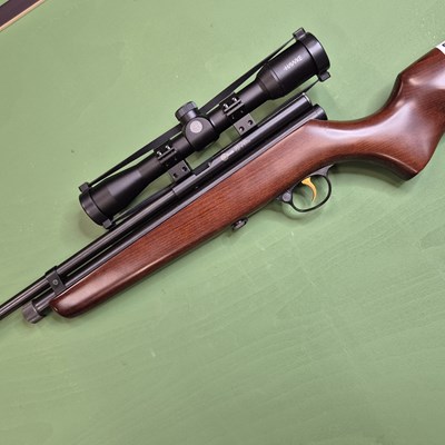 Lot 526 - Air rifle.- An SMK QB78- Co2 powered air rifle...