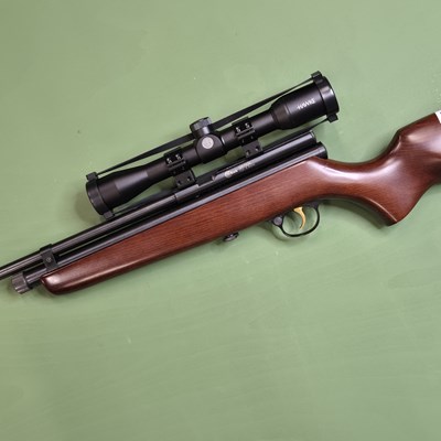 Lot 526 - Air rifle.- An SMK QB78- Co2 powered air rifle...