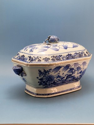 Lot 378 - A late 18th century Chinese blue and white...