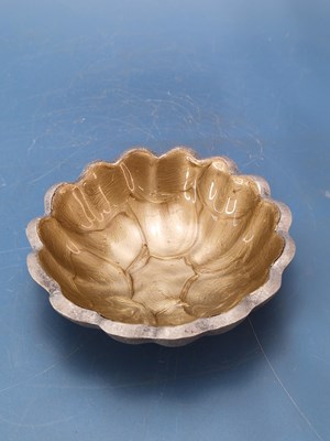 Lot 131 - Julia Knight. Peony 8.5" round deep scalloped...