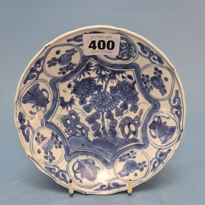 Lot 400 - A 17th century kraak blue and white dish...