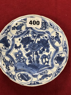 Lot 400 - A 17th century kraak blue and white dish...