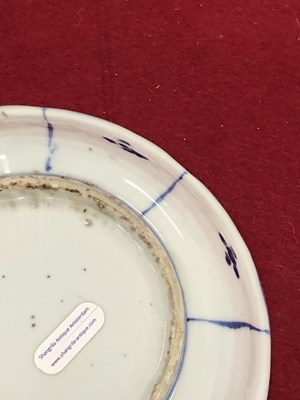 Lot 400 - A 17th century kraak blue and white dish...