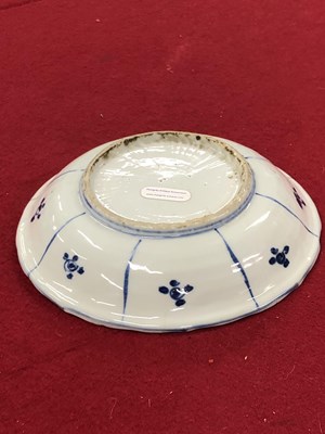 Lot 400 - A 17th century kraak blue and white dish...