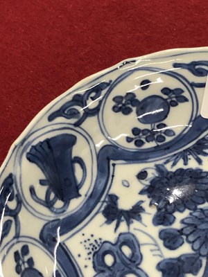 Lot 400 - A 17th century kraak blue and white dish...