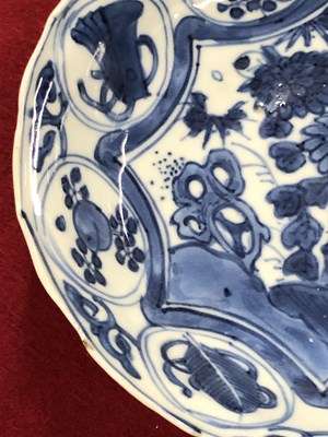 Lot 400 - A 17th century kraak blue and white dish...