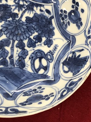 Lot 400 - A 17th century kraak blue and white dish...
