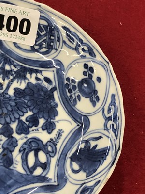 Lot 400 - A 17th century kraak blue and white dish...