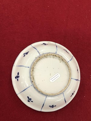 Lot 400 - A 17th century kraak blue and white dish...