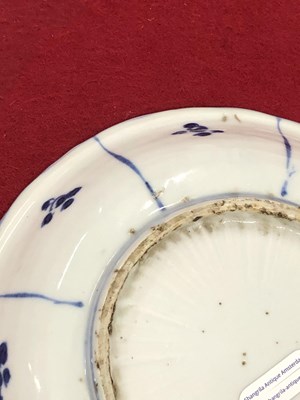 Lot 400 - A 17th century kraak blue and white dish...